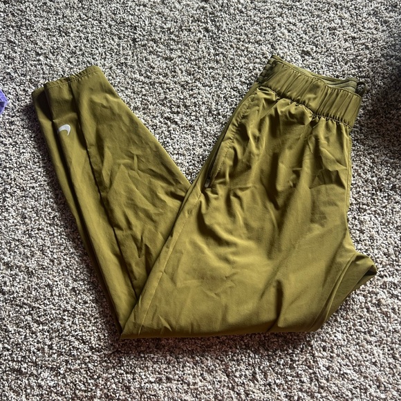 Women’s Nike sweatpants like new - Picture 2 of 2
